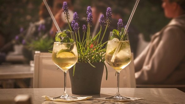 2 Gläser mit Begrüssungsdrink und Blumenstrauss